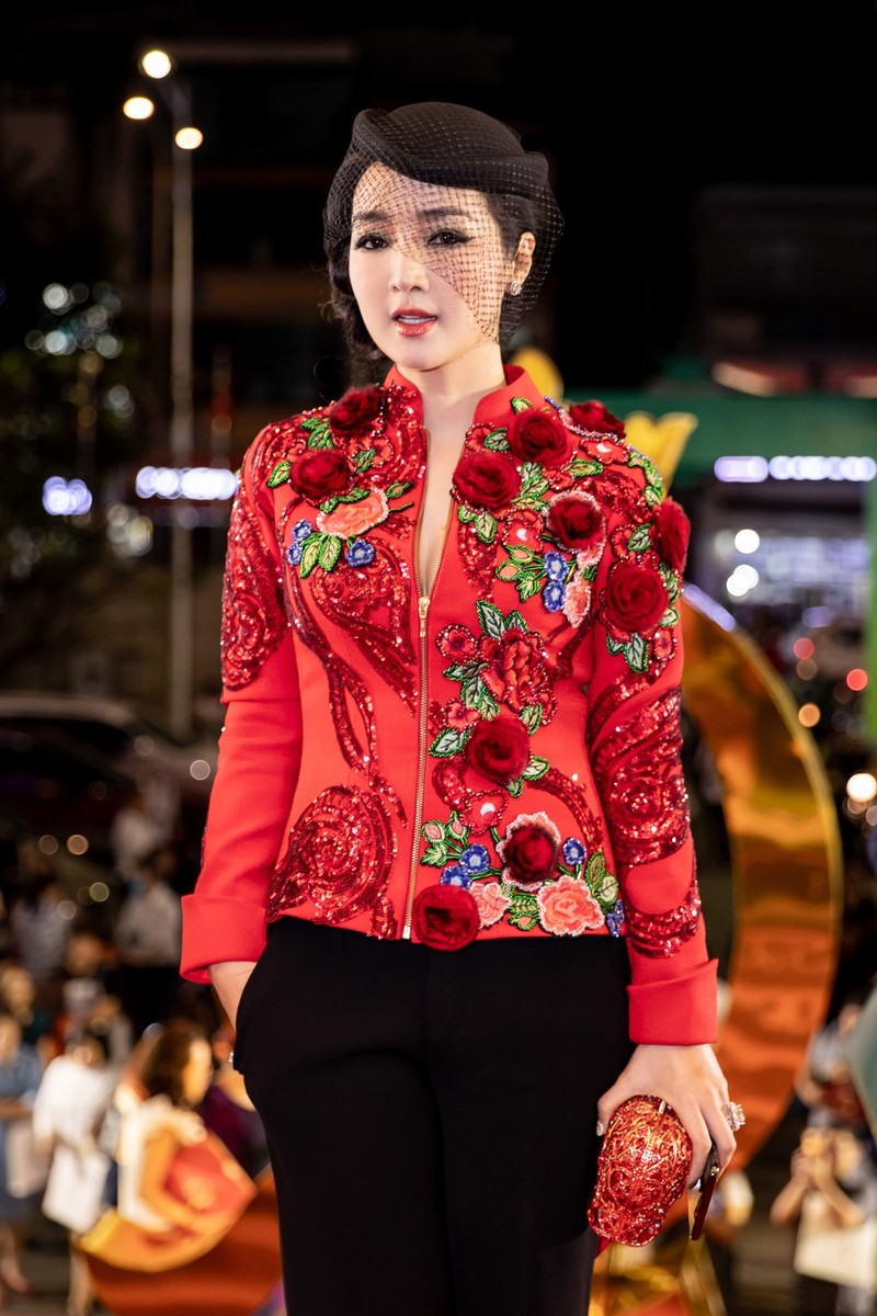 Hoai Linh mac ao ba ba, di dep le cung dan sao du live show Le Quyen-Hinh-5
