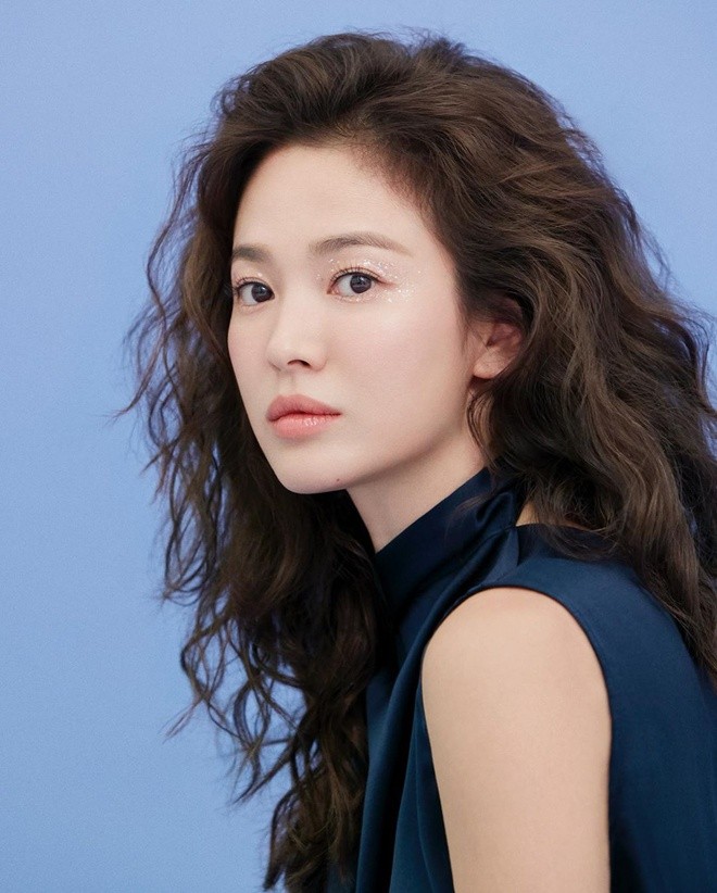 Song Hye Kyo bi che kem sac, gia chat tren tap chi-Hinh-3