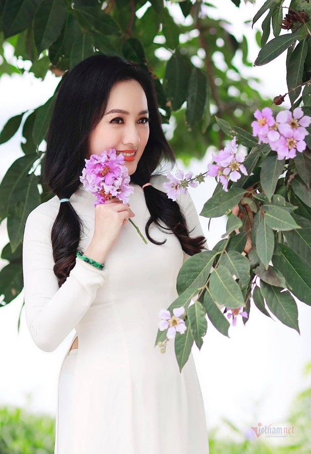 BTV Hoai Anh dien ao dai trang tre xinh nhu 