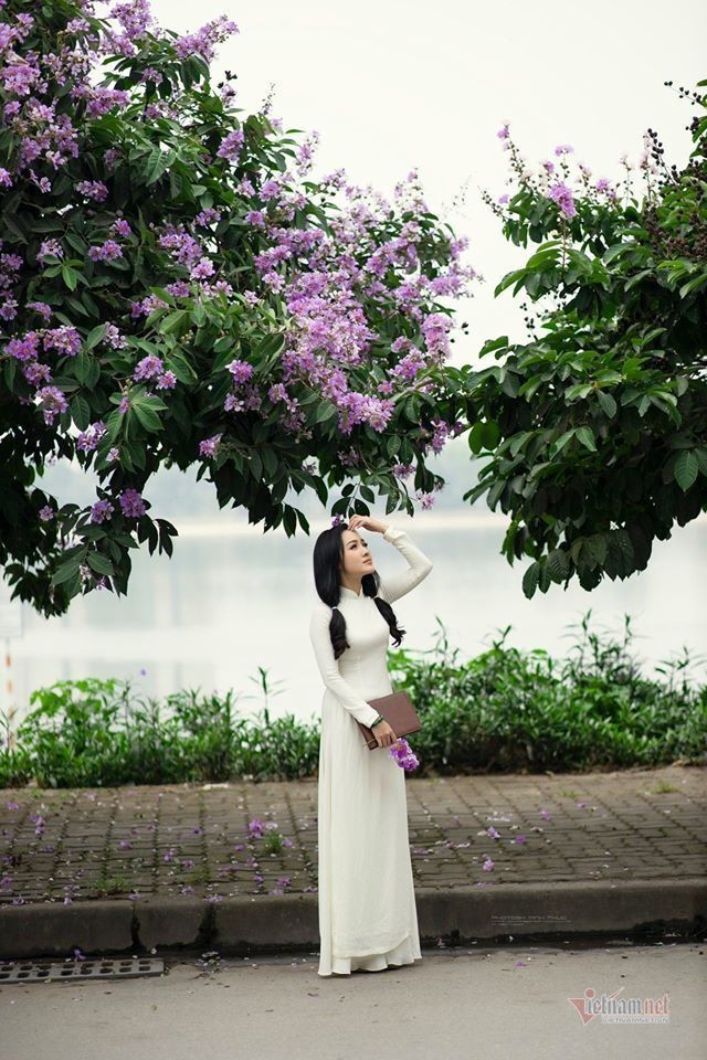 BTV Hoai Anh dien ao dai trang tre xinh nhu 