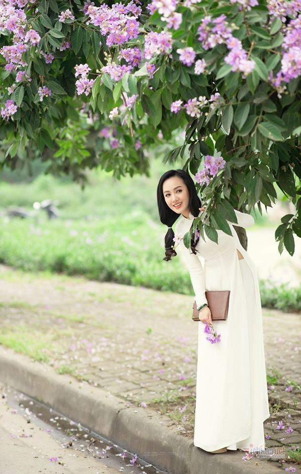 BTV Hoai Anh dien ao dai trang tre xinh nhu 