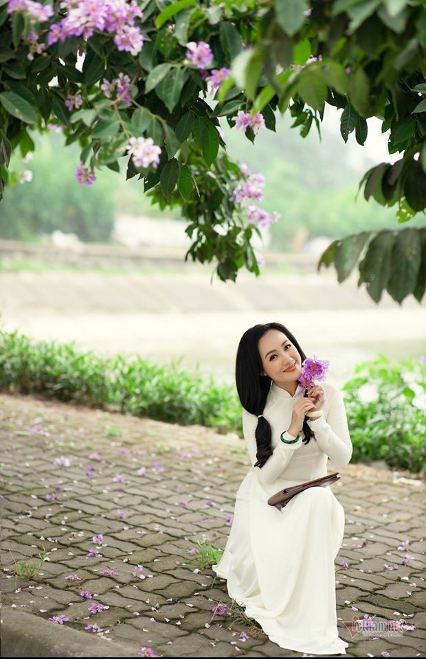 BTV Hoai Anh dien ao dai trang tre xinh nhu 