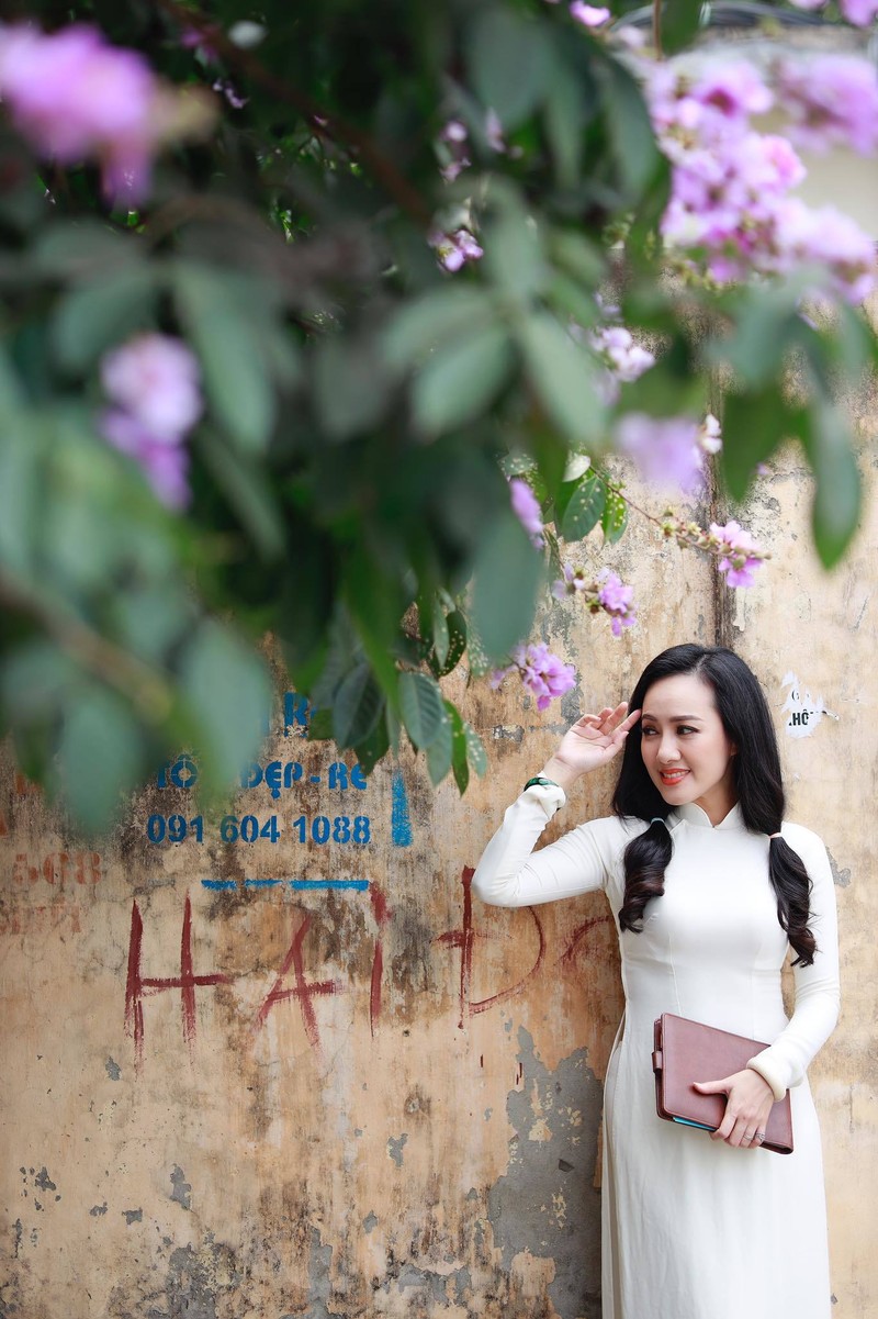 BTV Hoai Anh dien ao dai trang tre xinh nhu 