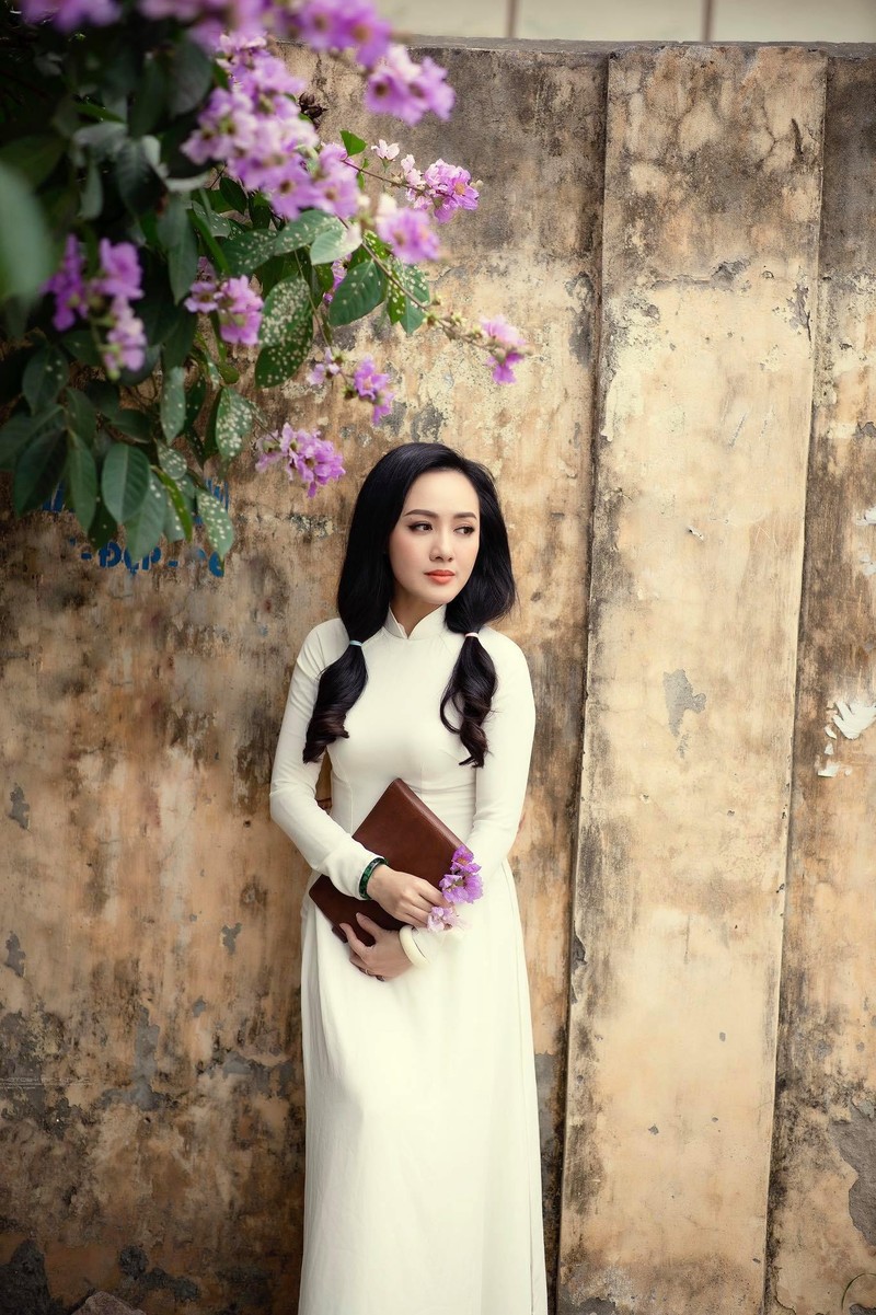 BTV Hoai Anh dien ao dai trang tre xinh nhu 