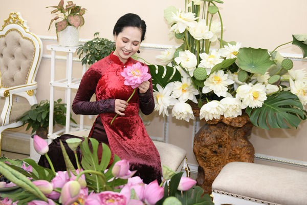 Chi Trung dien ao dai tinh tu ben ban gai kem 18 tuoi-Hinh-7