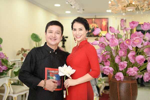 Chi Trung dien ao dai tinh tu ben ban gai kem 18 tuoi