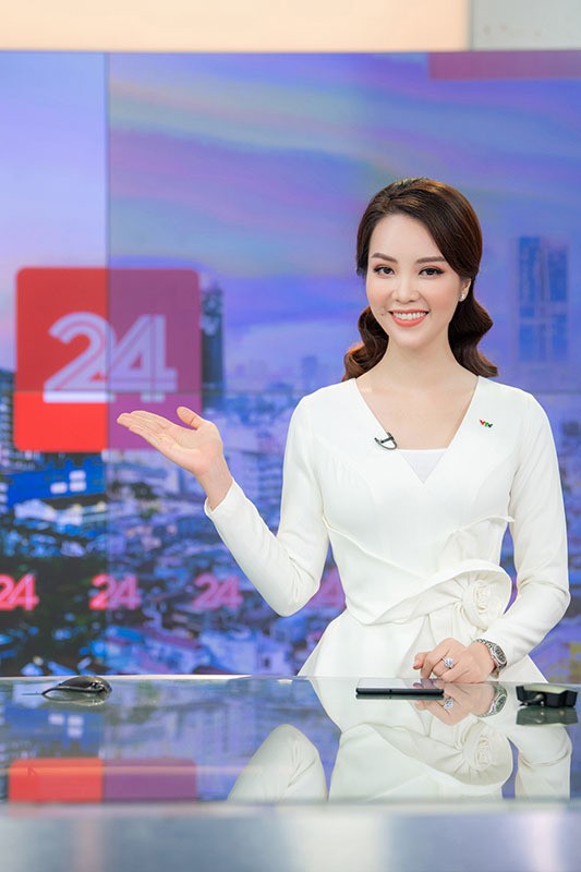 A hau Thuy Van xinh dep len song VTV sau tin don nghi viec-Hinh-2