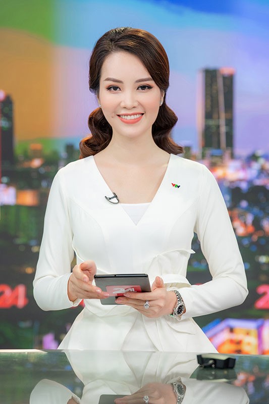 A hau Thuy Van xinh dep len song VTV sau tin don nghi viec-Hinh-3