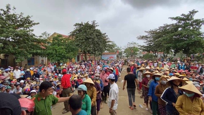 Dan deo vang nhan cuu tro tu Thuy Tien, lanh dao huyen noi gi?-Hinh-2