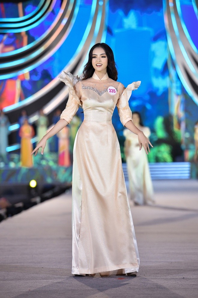 Ao dai o Hoa hau Viet Nam bi che diem dua, NTK len tieng-Hinh-3