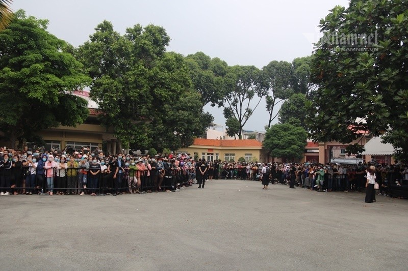 Hoai Linh len xe dan doan tang ra san bay tien biet Chi Tai-Hinh-3