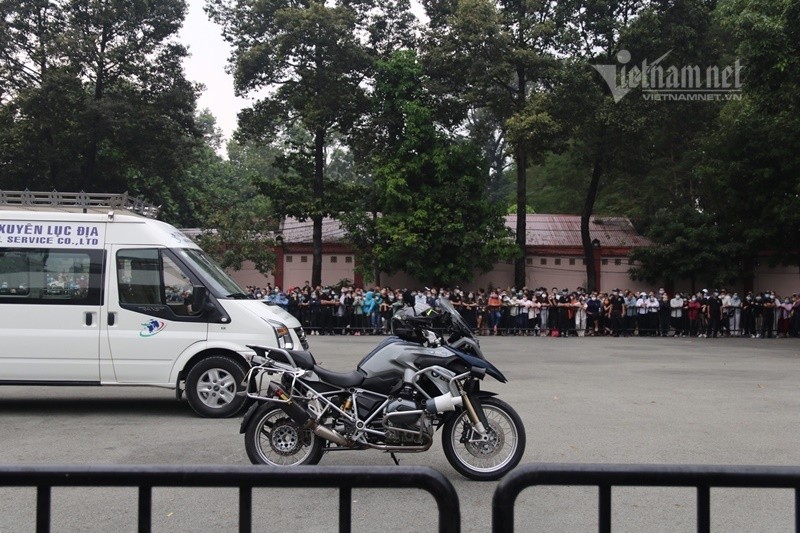 Hoai Linh len xe dan doan tang ra san bay tien biet Chi Tai-Hinh-5
