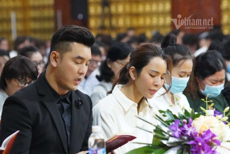 Con gai Van Quang Long nghen ngao hat trong tang le cha-Hinh-8
