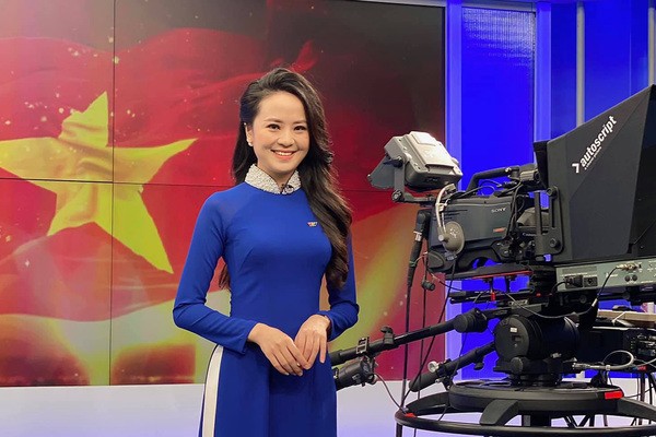 Nhan sac BTV Ngoc Bich vua len song Thoi su 19h VTV-Hinh-6