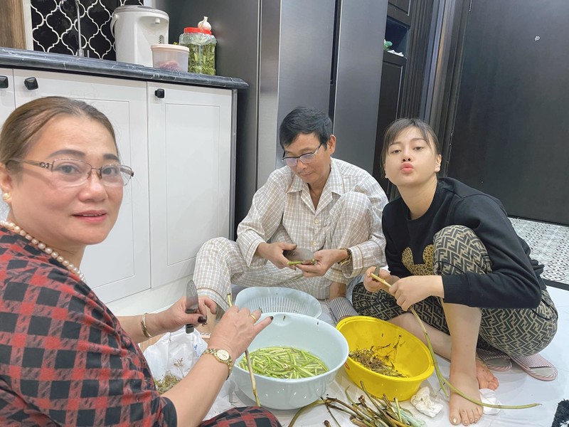 BTV Quang Minh vui ve tham Hoi An cung vo va 4 con trai-Hinh-7