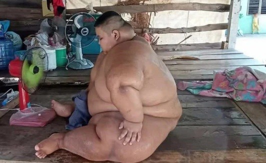 Bi kich cua cau be 12 tuoi nang 200kg bi ep an de mum mim