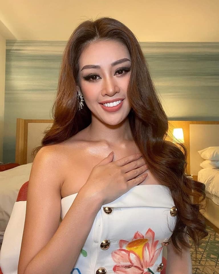 Giam khao Miss Universe 2020 bat cuoi khi phong van Khanh Van