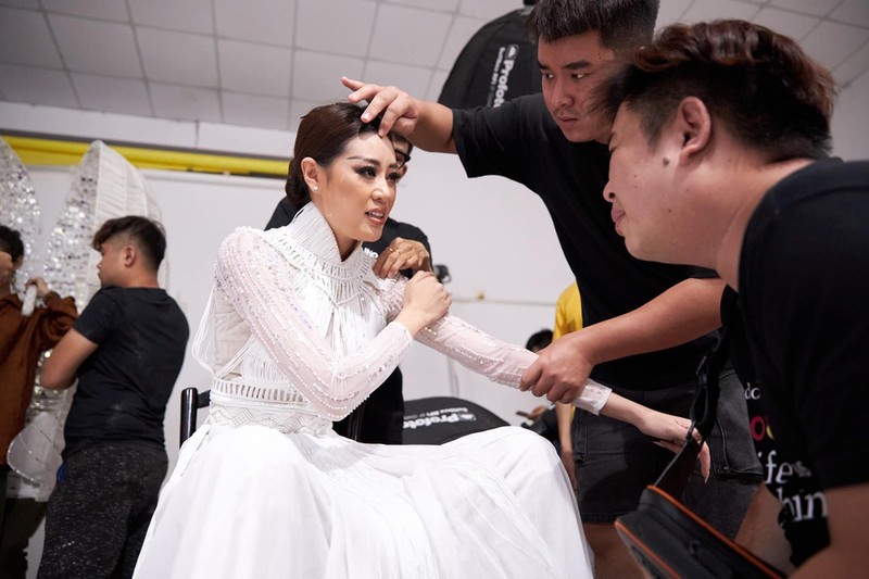 Anh Khanh Van bat khoc khi thu trang phuc cho Miss Universe