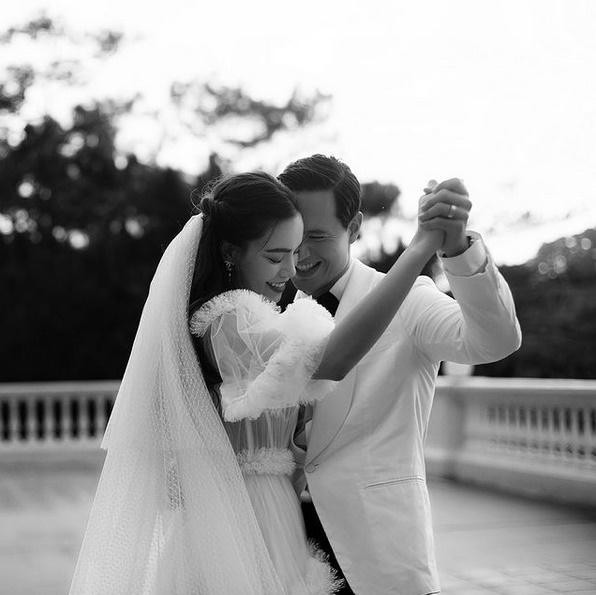 Hồ Ngọc Hà và Kim Lý, cặp đôi nổi tiếng của showbiz Việt, đã có những bức ảnh cực kỳ đẹp mắt về hình ảnh của họ. Xem qua hình ảnh này, bạn sẽ cảm thấy tình yêu của họ tràn ngập, tinh tế và đầy cảm xúc.