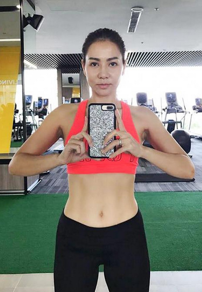 Thu Minh khoe than hinh quyen ru nho cham tap gym