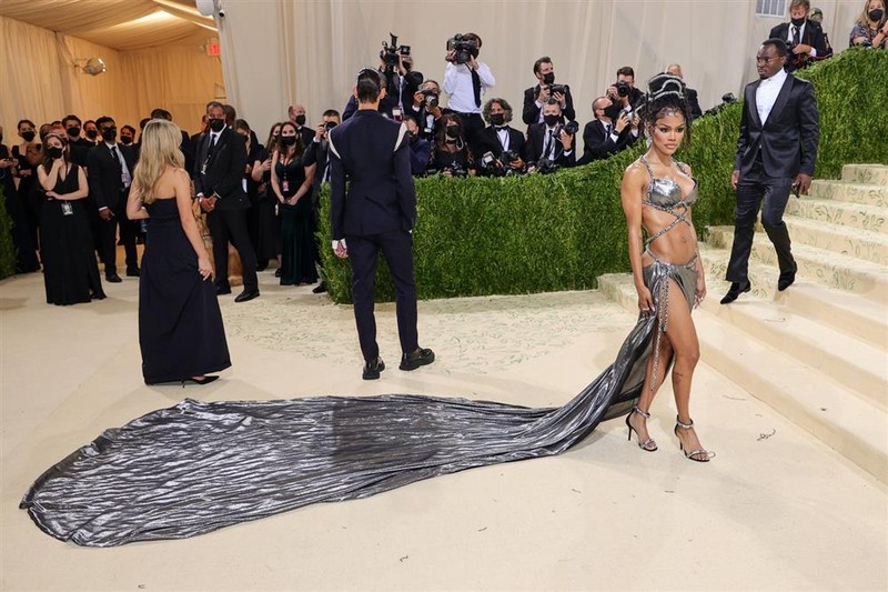 Kendall Jenner cam dau phe “mac nhu khong” tren tham do Met Gala-Hinh-10