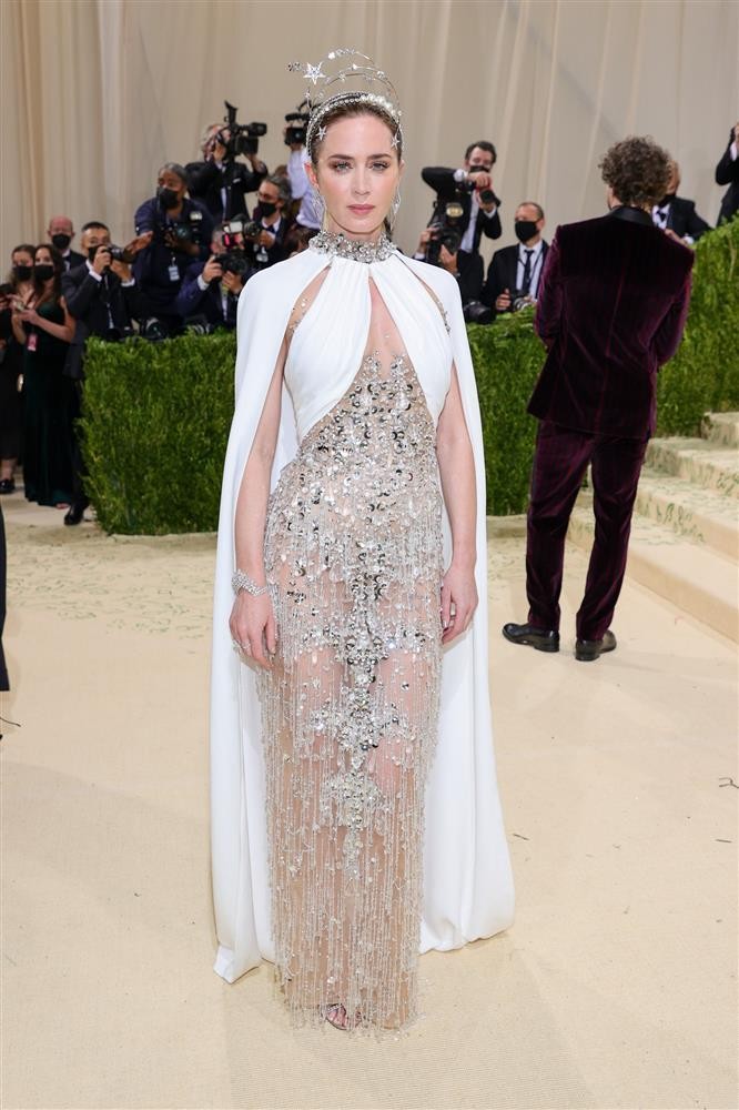 Kendall Jenner cam dau phe “mac nhu khong” tren tham do Met Gala-Hinh-3