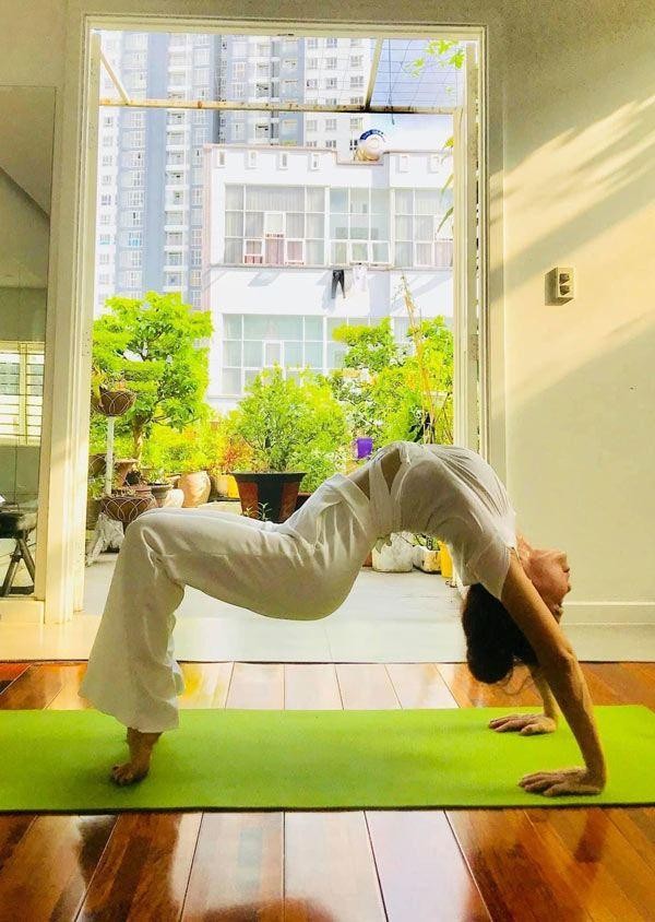 Me Ho Ngoc Ha tap yoga, khoe body tuoi 64 ben hai chau-Hinh-6