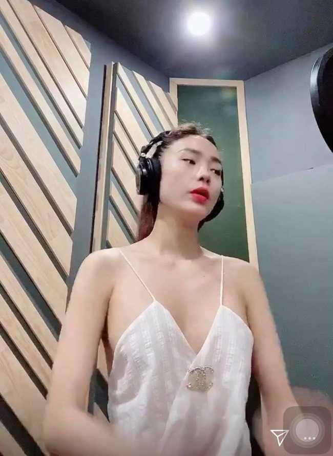 Ngoc Trinh, Ngan 98 va dan my nhan dien vay ngu ho henh livestream-Hinh-7