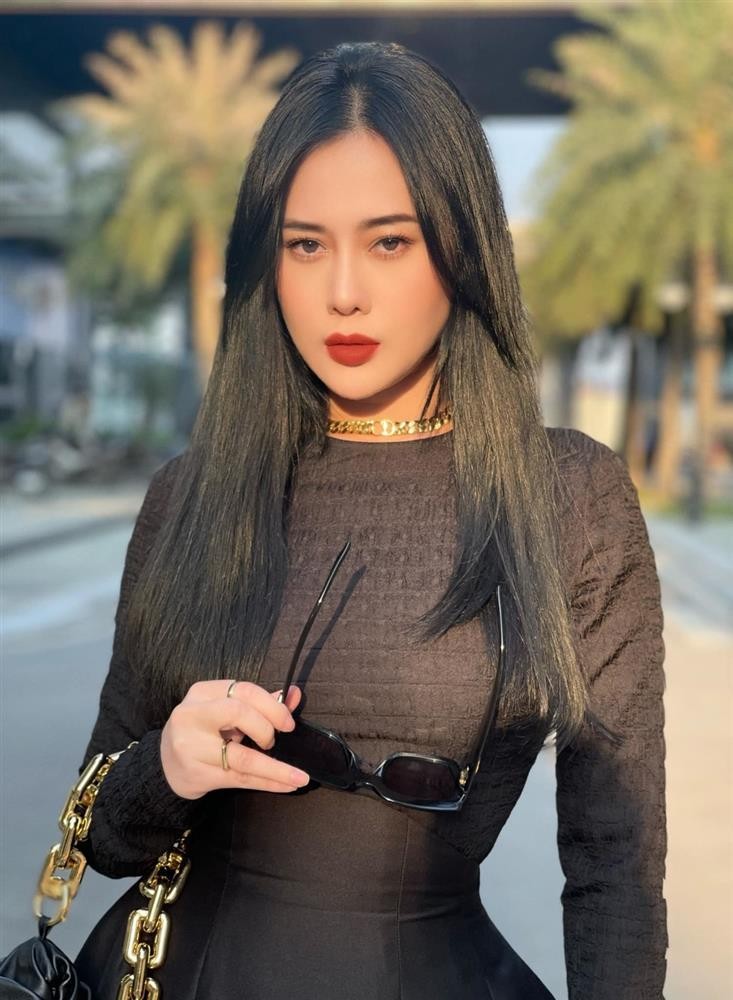 Phuong Oanh catwalk giua pho lo eo 