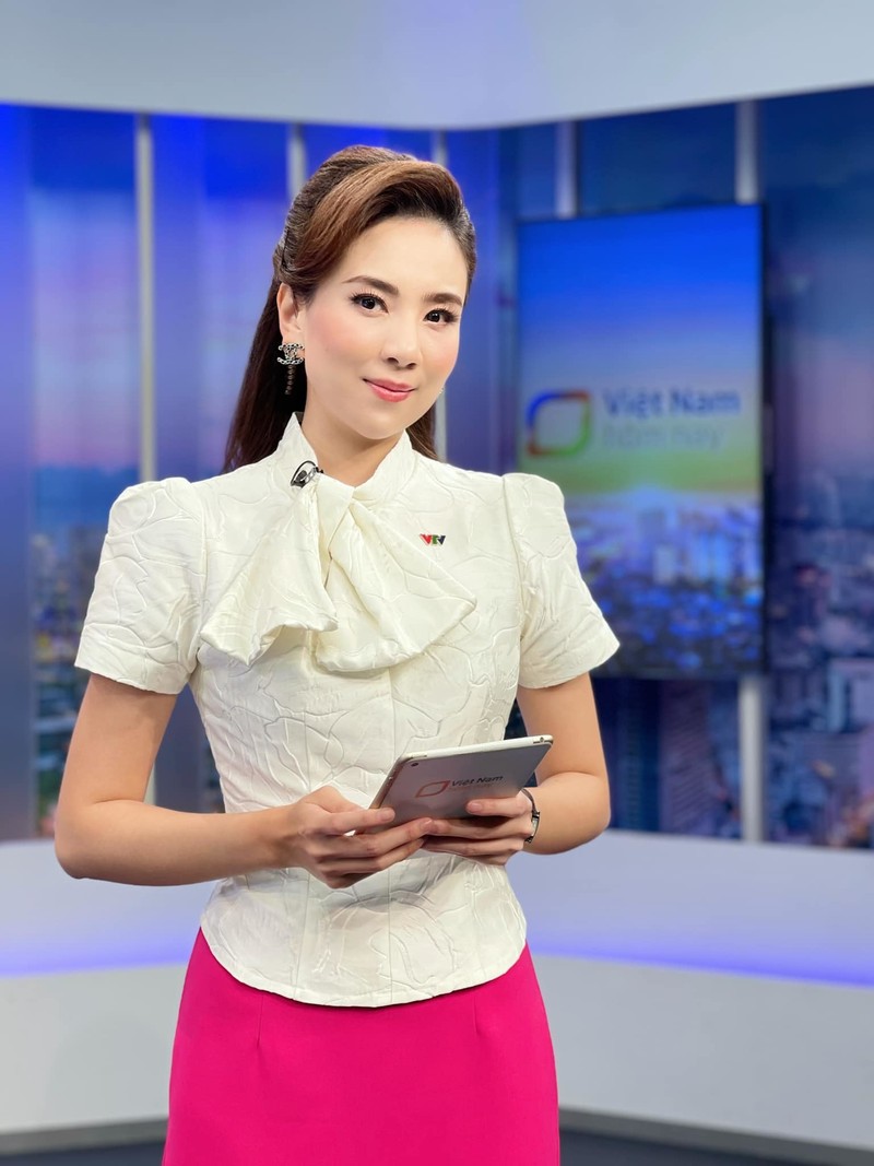 2 nu MC xinh dep, giau co, dung toan hang hieu cua VTV-Hinh-18