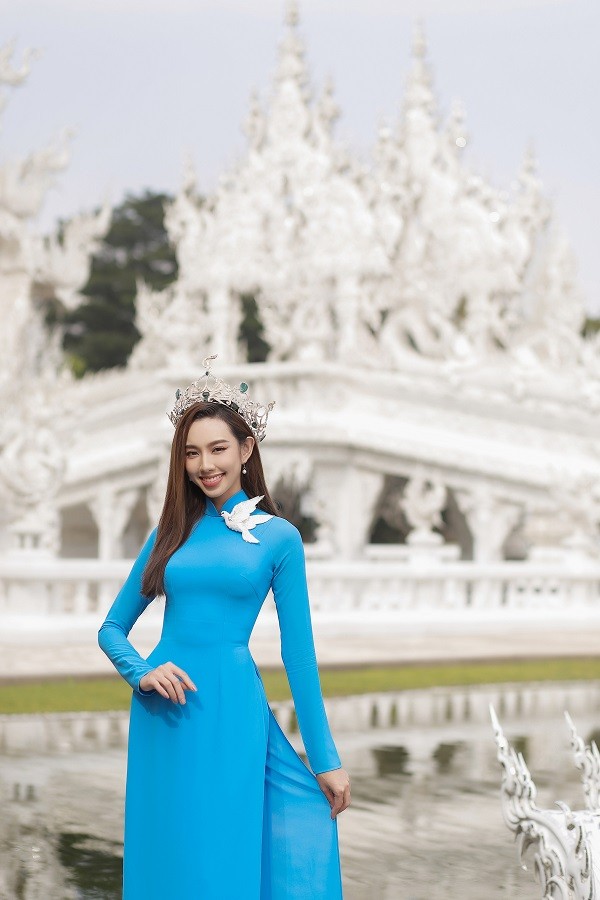 Nguyen Thuc Thuy Tien dien ao dai dep rang ro o Thai Lan-Hinh-3