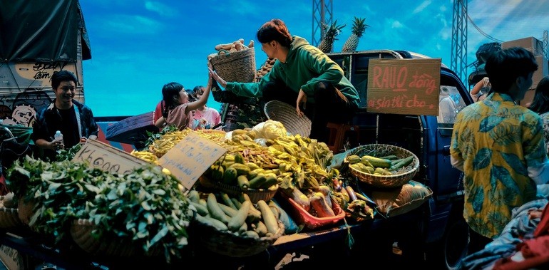 Den Vau hoa Minh Rau ban rau trong MV cua Hoang Thuy Linh-Hinh-3