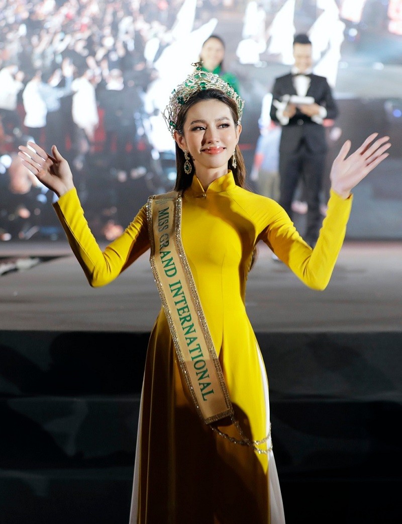 Hoa Hau Thuy Tien gay bat ngo khi tham gia Tao Xuan 2022
