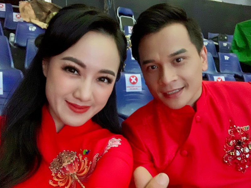 MC Hoai Anh dien ao dai do ruc quay chuong trinh Tet