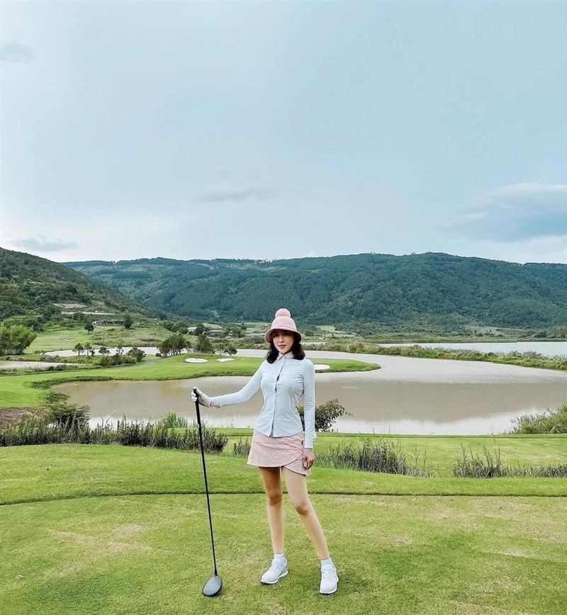 Nghi “toang” voi chong Diep Lam Anh, Quynh Thu cham choi golf han-Hinh-9