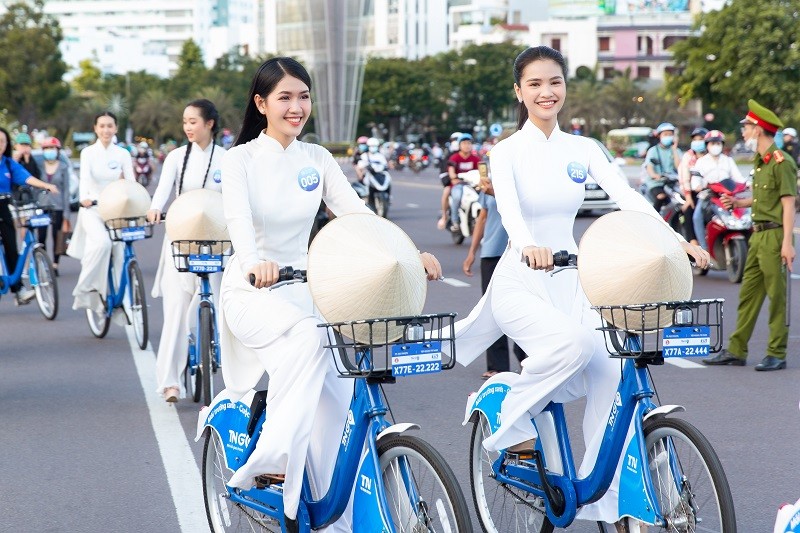 Luong Thuy Linh va thi sinh Miss World Vietnam rang ro voi ao dai-Hinh-9