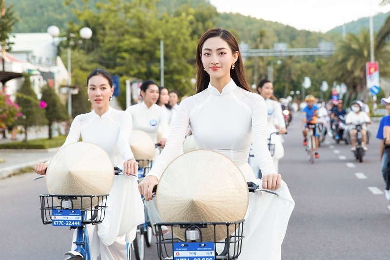 Luong Thuy Linh va thi sinh Miss World Vietnam rang ro voi ao dai