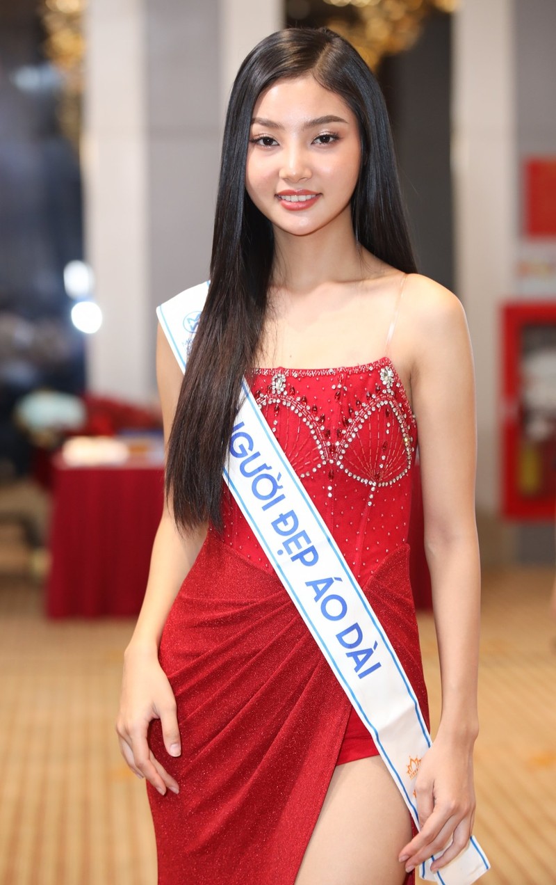 Huynh Nguyen Mai Phuong va 2 a hau xuat hien sau dang quang-Hinh-9