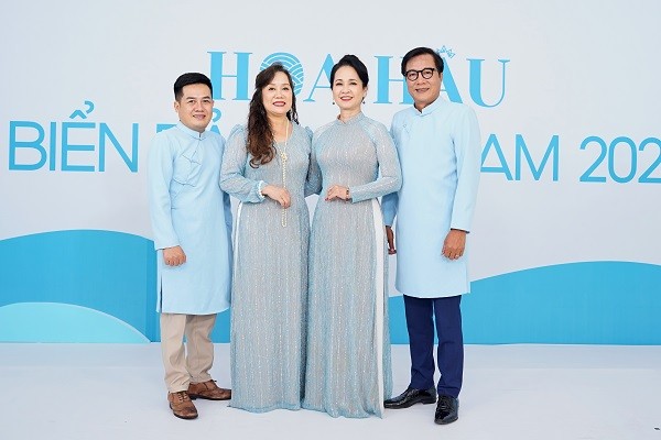 “Me chong” NSND Lan Huong cham thi Hoa hau Bien dao Viet Nam 2022-Hinh-2