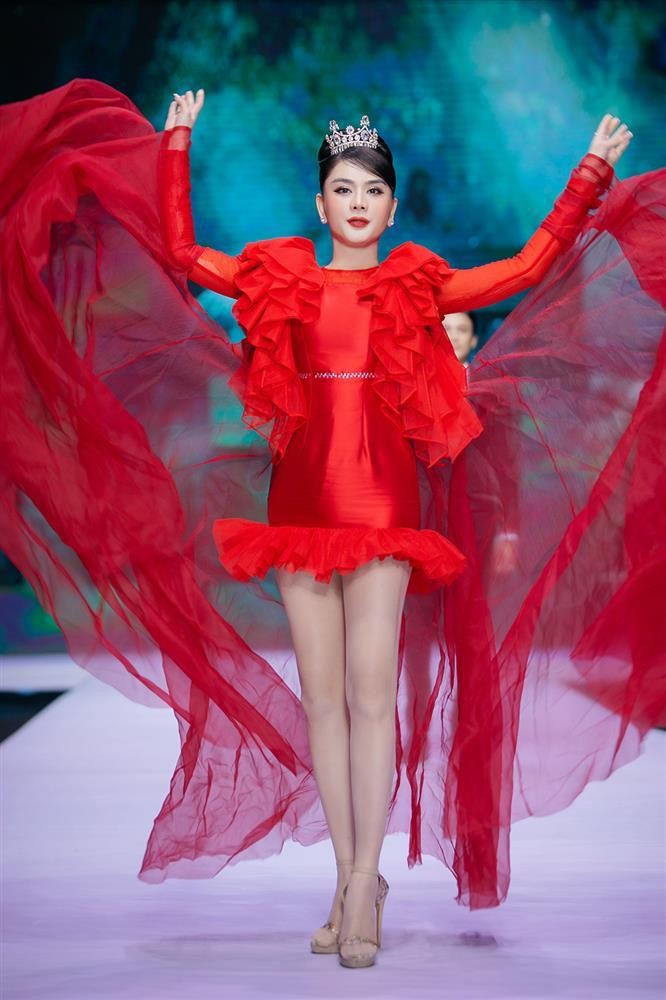 Lam Khanh Chi catwalk 2 hang, 