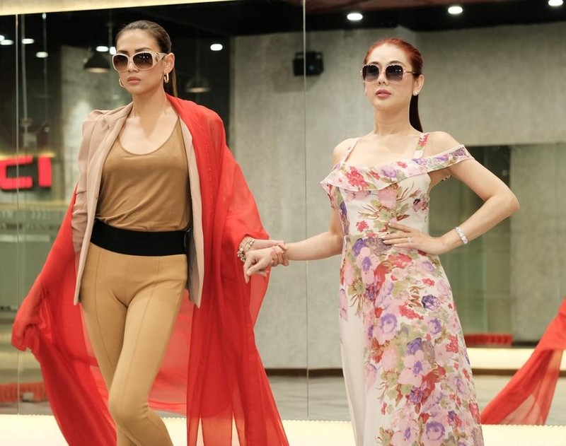 Lam Khanh Chi catwalk 2 hang, 