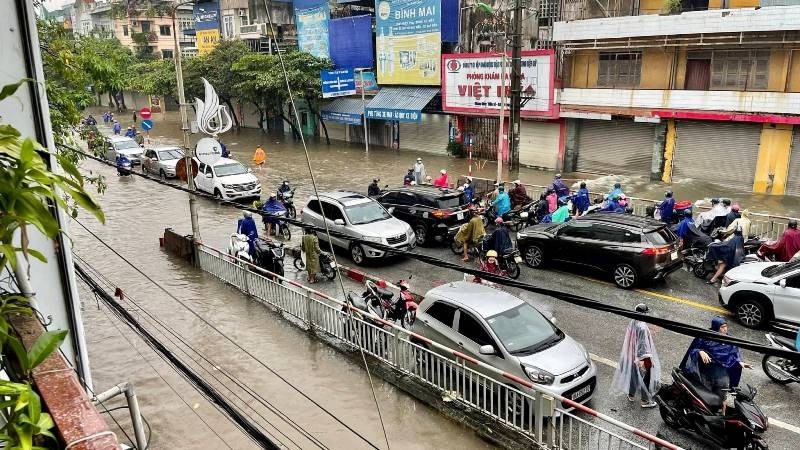 Mua ngap lut o to, xe may tren duong pho Nam Dinh-Hinh-6