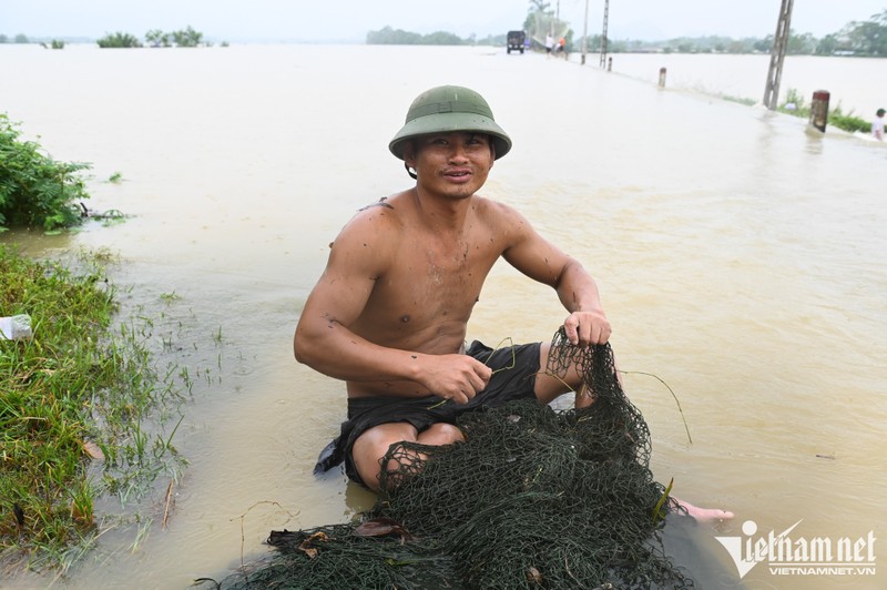 Nguoi dan ngoai thanh Ha Noi ra duong bat ca trong nuoc lu-Hinh-4