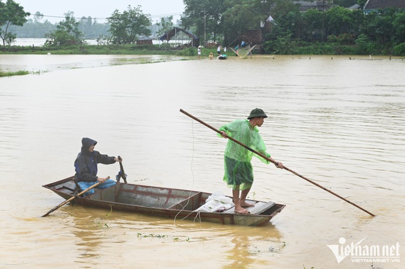 Nguoi dan ngoai thanh Ha Noi ra duong bat ca trong nuoc lu-Hinh-6