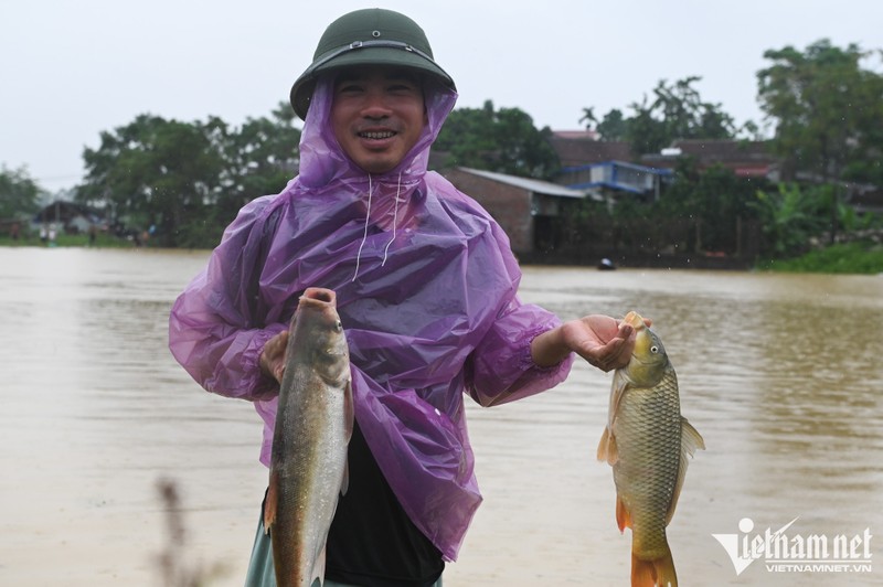 Nguoi dan ngoai thanh Ha Noi ra duong bat ca trong nuoc lu-Hinh-8