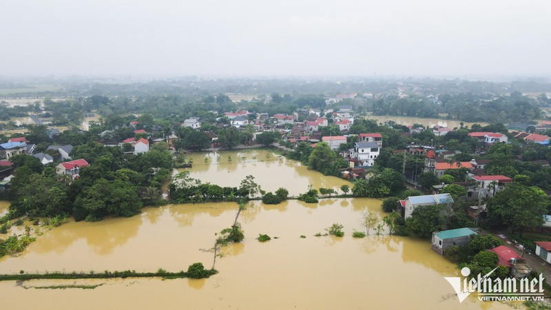 Nguoi dan ngoai thanh Ha Noi ra duong bat ca trong nuoc lu