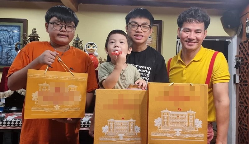 Xuan Bac hiem hoi dang anh ben 3 con trai, Hong Diem dao pho