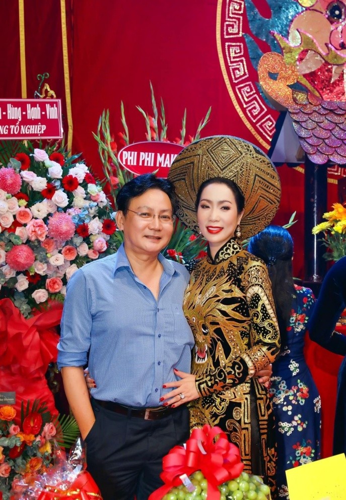 Diva Hong Nhung hiem hoi dang anh ben ban trai Tay-Hinh-9