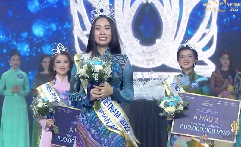 Nguoi dep tung mac chung kho doc dang quang Miss Peace Vietnam 2022
