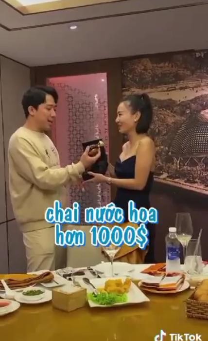 Tran Thanh tang Thu Minh qua sinh nhat 1000 USD cuc khet-Hinh-3